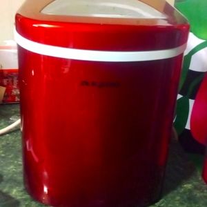 Igloo counter top ice maker